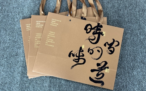 特种纸手提袋定制、烫黑金