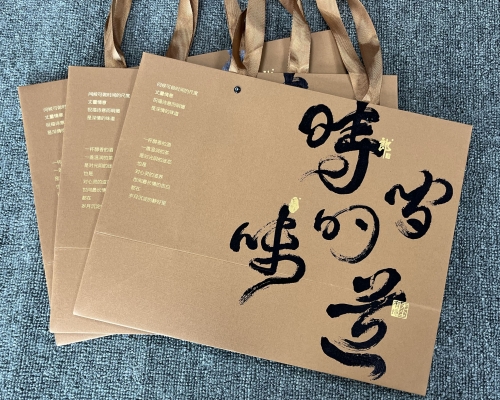 特种纸手提袋定制、烫黑金